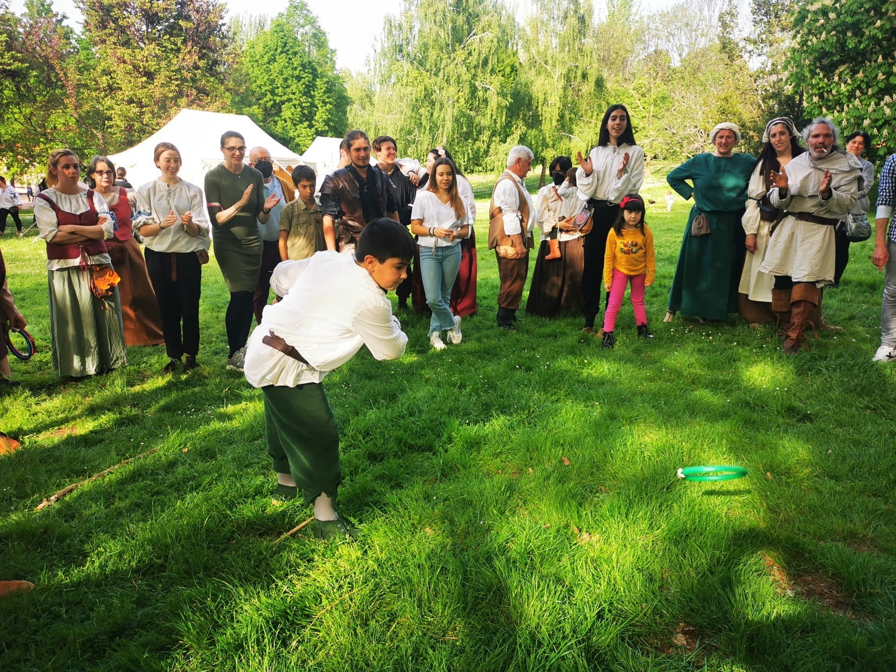 Juegos en el campamento renacentista del parque del Ebro el 30 de abrilde 2022